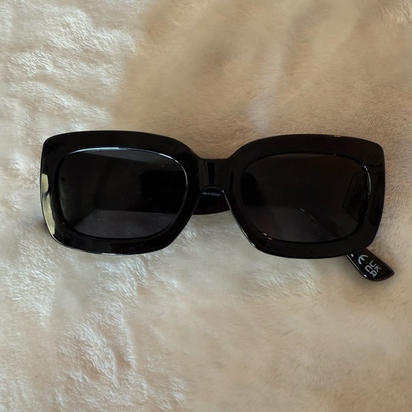 Tommy Hilfiger Black Women's Sunglasses - Picture 3 of 9